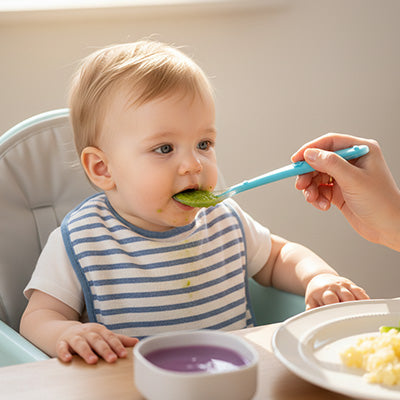 bébé mange son repas en douceur 
